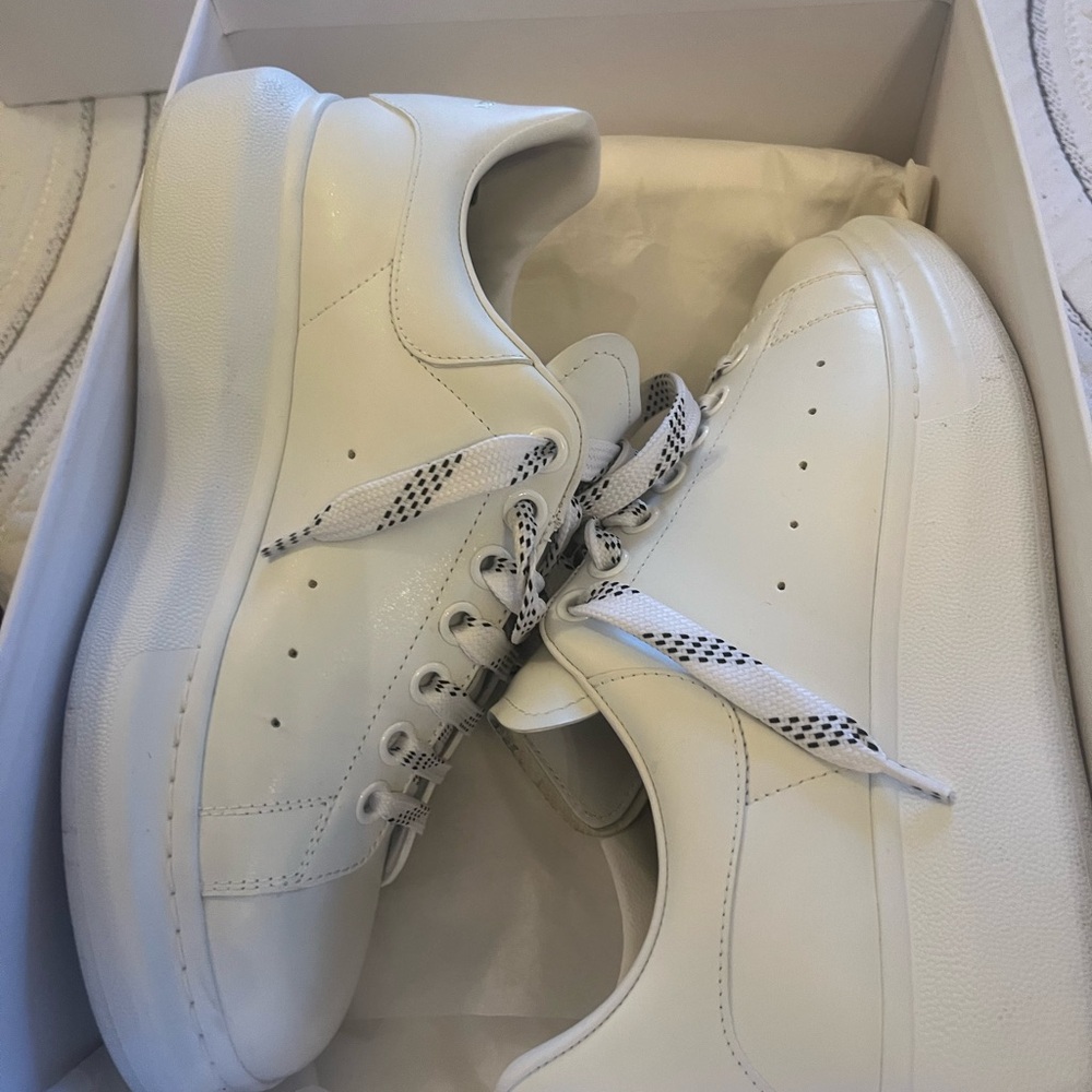 Beautiful Alexander McQueen White Men's size 9 Sneakers. Made in Italy. 🇮🇹